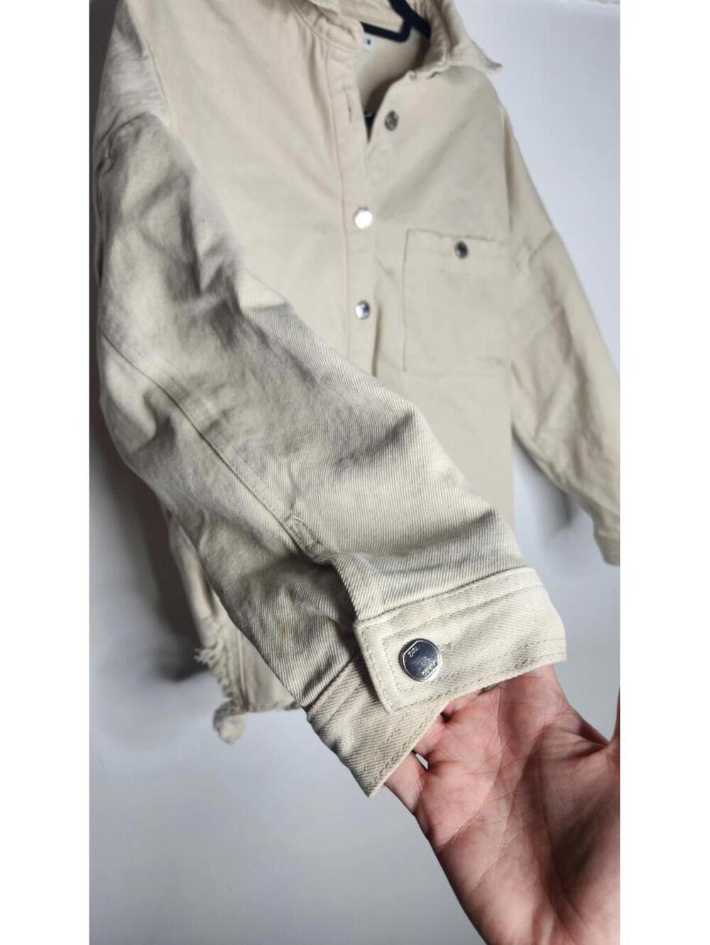 zara ripped oversized button down jean Jacket distressed Size S beige - Picture 4 of 7